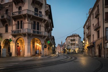 İtalya, Veneto, Padua 'daki Piazza della Valle' den Padua 'lı Aziz Anthony Bazilikası. Padua 'nın samimi şehir manzarası.