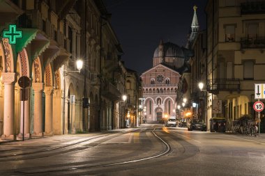 İtalya, Veneto, Padua 'daki Piazza della Valle' den Padua 'lı Aziz Anthony Bazilikası. Padua 'nın samimi şehir manzarası.
