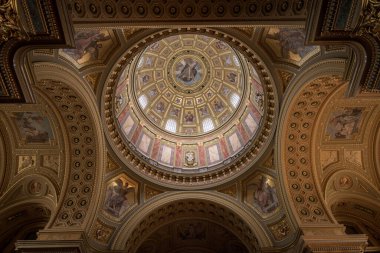Budapeşte Macaristan - Ağustos 2019: St. Stephen Bazilika Kubbesi içeriden görünüyor