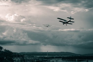 Yaşlı Antonov AN-2 çift kanatlı uçaklar Budapeşte, Macaristan 'ın fırtınalı gökyüzünde uçuyor. Antonov AN-2 ilk uçuşu 1947 'deydi.