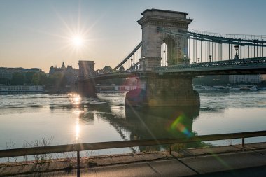 Muhteşem Budapeşte Zincir Köprüsü harika bir şafak ışığında, Macaristan 2019