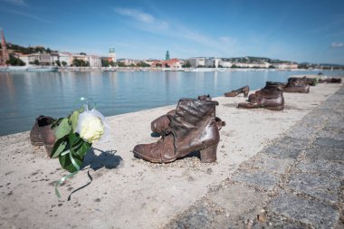 Tuna kıyısındaki ayakkabılar, 1944 ve 1945 yılları arasında Macaristan 'ın Budapeşte kentinde Tuna kıyısında Arrow Cross militanları tarafından Tuna Nehri' ne atılan kurbanların anısına dikilmiş bir anıt.