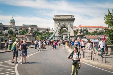 Budapeşte Macaristan Ağustos 2019: Zincir Köprüsü 'ndeki insanlar harika güneşli bir sabahta Aziz Stephen Günü kutlamaları yapıyorlar.