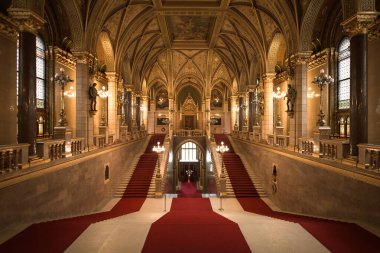 Budapeşte Macaristan Ağustos 2019: Meclis binası içindeki ana giriş merdiveni.