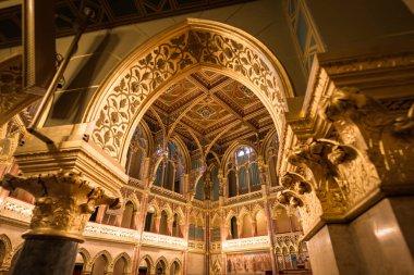 Budapeşte Macaristan Ağustos 2019: Parlamento Ulusal Meclisi Budapeşte Parlamentosu binasının tavan süslemesi