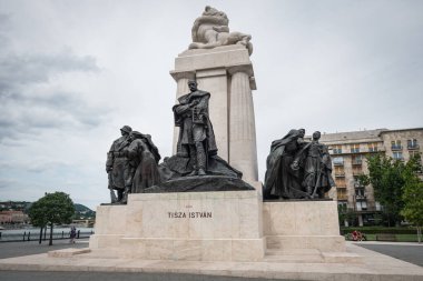 Budapeşte, Macaristan Ağustos 2019: Tisza Istvan anıtı, Başbakan Istvan Tisza onuruna Kossuth Meydanı 'nda dikildi