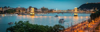 Budapeşte Zincir Köprüsü 'nde mavi saatte panoramik manzara, oradan geçen tekneler, Macaristan