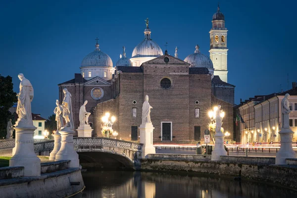 Basiliek Van Santa Giustina Kanaal Met Beelden Het Plein Prato — Stockfoto
