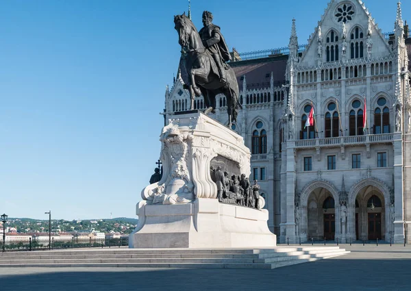 Budapeşte Parlamentosu binasında Kont Gyula Andrassy 'nin binicilik heykeli ilk olarak 1906' da dikilmiş, daha sonra 1945 'ten sonra Komünist yetkililer tarafından yıkılmış, Macaristan 2019