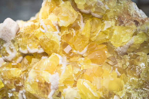 Кристаллы серы и арагонита, Сицилия, Италия
