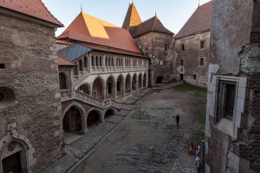 Hunedoara, Romanya - Ağustos 2019: Corvin Castle iç bahçesi veya Hunyadi Kalesi Romanya 'nın Yedi Harikasından biri. Büyük, ortaçağ Gotik Rönesans Binası.