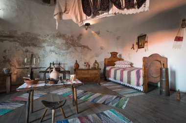 Hunedoara, Romanya - Ağustos 2019: Dönem giysileri ve mobilyaları olan Corvin Castle yatak odası veya Romanya 'nın Yedi Harikasından biri olan Hunyadi Şatosu.