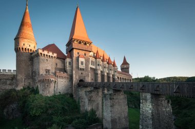 Gün batımında Corvin Kalesi ya da Romanya 'nın Yedi Harikası' ndan biri olan Hunyadi Kalesi. Büyük, ortaçağ Gotik Rönesans binası. Hunedoara, Romanya