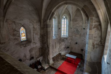Hunedoara, Romanya - Ağustos 2019: Corvin Castle şapeli veya Romanya 'nın Yedi Harikasından biri olan Hunyadi Şatosu. Büyük, ortaçağ Gotik Rönesans Binası.