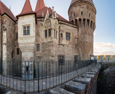 Hunedoara, Romanya - Ağustos 2019: Corvin Kalesi kuleleri veya Romanya 'nın Yedi Harikasından biri olan Hunyadi Şatosu. Büyük, ortaçağ Gotik Rönesans Binası.