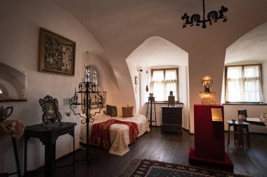 BRAN, ROMANIA - Ortaçağ Bran Şatosu, dönem mobilyaları, Brasov, Transilvanya, Romanya