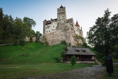 Günbatımında Bran Şatosu, en çok Drakula 'nın Kalesi olarak bilinen Vlad Tepes Drakula, Brasov, Transilvanya, Romanya
