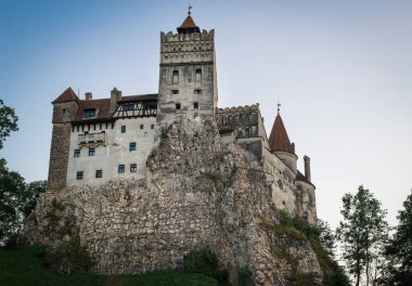 Günbatımında Bran Şatosu, en çok Drakula 'nın Kalesi olarak bilinen Vlad Tepes Drakula, Brasov, Transilvanya, Romanya
