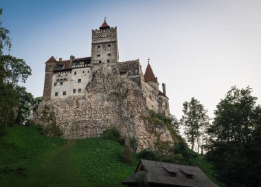 Günbatımında Bran Şatosu, en çok Drakula 'nın Kalesi olarak bilinen Vlad Tepes Drakula, Brasov, Transilvanya, Romanya