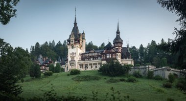Peles Kalesi, Romanya 'nın Sinaia kentinde Kral I. Charles' ın ünlü konutu. Kraliyet sarayının ve parkın şafağında yaz manzarası.