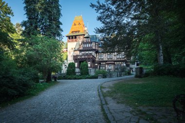 Pelisor Kalesi, Kral I. Charles 'ın ünlü yazlık evi Sinaia' da, aynı kraliyet parkındaki Peles Kalesi yakınlarında, Romanya