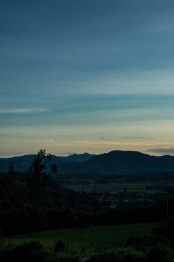Dağlarda gün batımı farklı renklerde