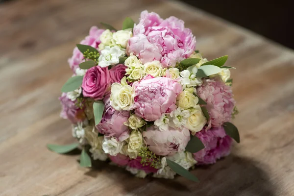 Buquê de casamento rosa violeta branco — Fotografia de Stock