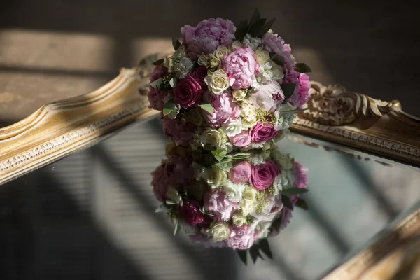 Buquê de casamento rosa violeta branco — Fotografia de Stock