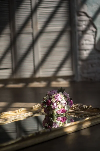 Buquê de casamento rosa violeta branco Imagens De Bancos De Imagens Sem Royalties