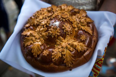 Düğün somun beyaz tezgah çekiç üzerinde