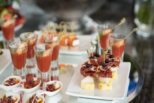 A mesa de bufete aperitivos frios — Fotografia de Stock