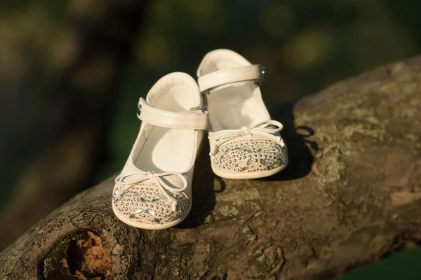 Beyaz çocuk sandalet