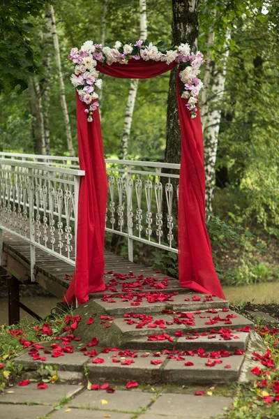 Decoração do casamento arco vermelho — Fotografia de Stock