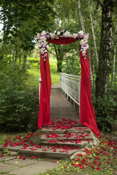 Decoração do casamento arco vermelho — Fotografia de Stock