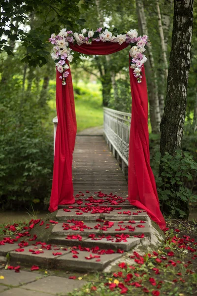 Decoração do casamento arco vermelho — Fotografia de Stock