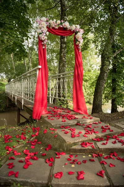 Decoração do casamento arco vermelho — Fotografia de Stock
