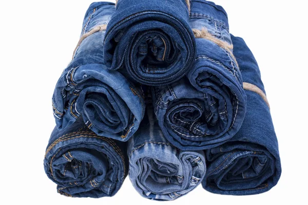 Jeans rulla stack på isolerade bakgrunden — Stockfoto