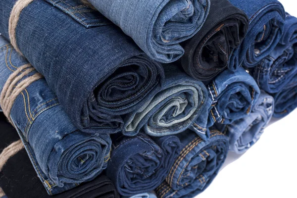Jeans menggulung stack di latar belakang yang terisolasi — Stok Foto