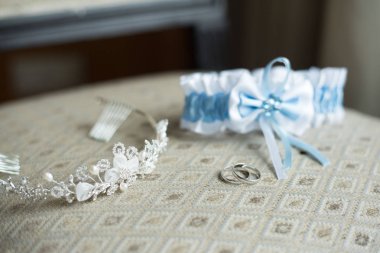 düğün detayları, jartiyer, yüzük, taç