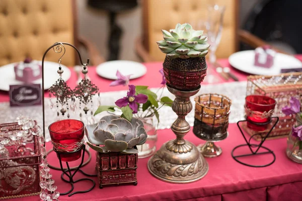 Mesa de casamento vermelho com decoração e plantas — Fotografia de Stock