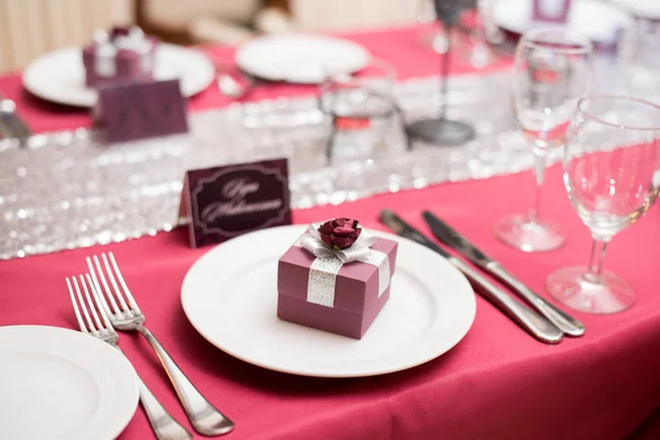 Placa com uma caixa de presente — Fotografia de Stock