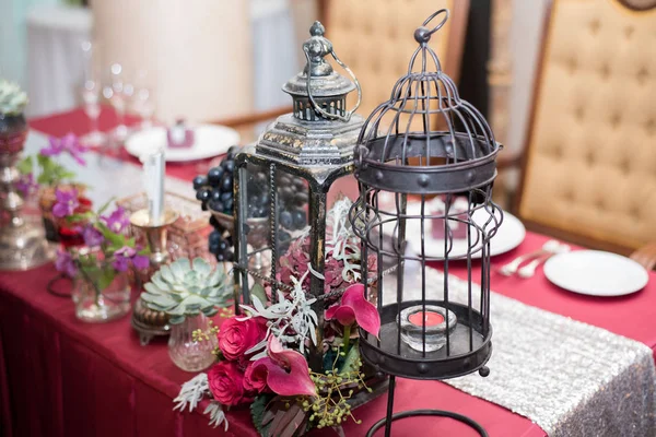 Decoração de casamento vermelho com candelabro — Fotografia de Stock