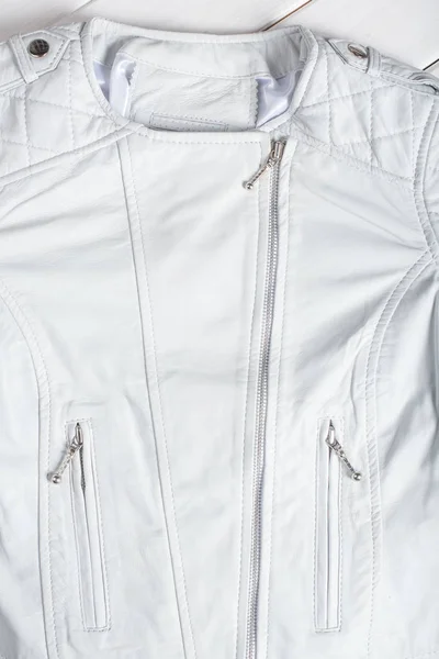 Bílá kožená bunda na bílém — Stock fotografie