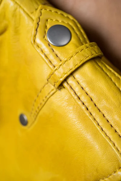 Deri sarı ceket metal toka düğmesini