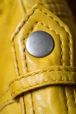 Deri sarı ceket metal toka düğmesini