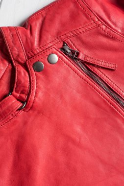 Kırmızı deri ceket. Deri ceket makro ayrıntılar. Ceket fermuarlar ve cepler