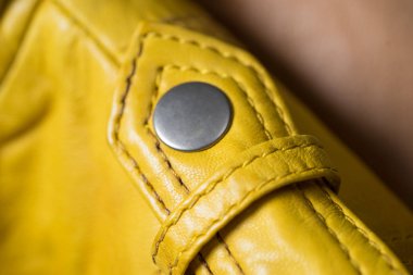 Metal toka düğme deri sarı ceket. Deri ceket omuz detayı.