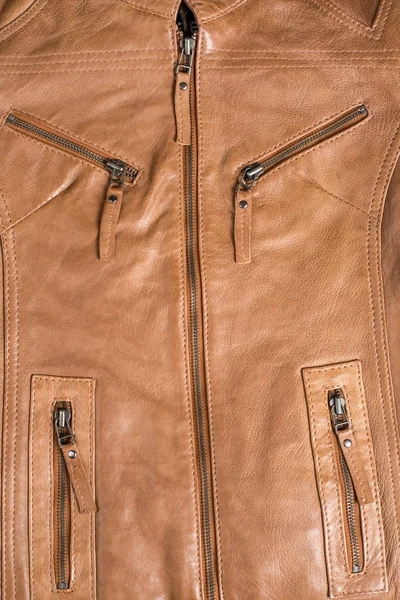 Veste en cuir marron clair. Veste en cuir de couleur beige sur cintre . — Photo