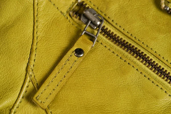 Zíperes casaco de couro verde. Jaqueta de couro macro detalhes . — Fotografia de Stock