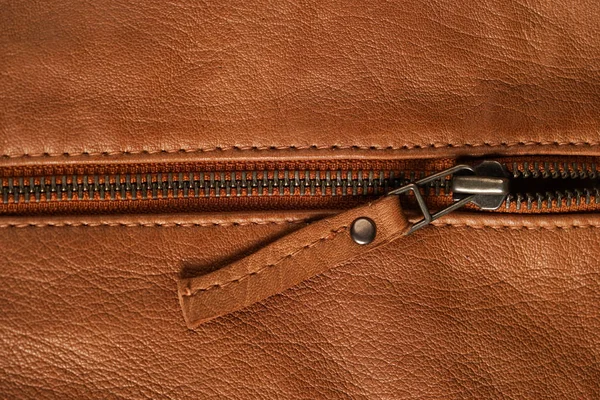 Cremalleras de chaqueta de cuero con textura marrón. Chaqueta de cuero macro detalles . — Foto de Stock